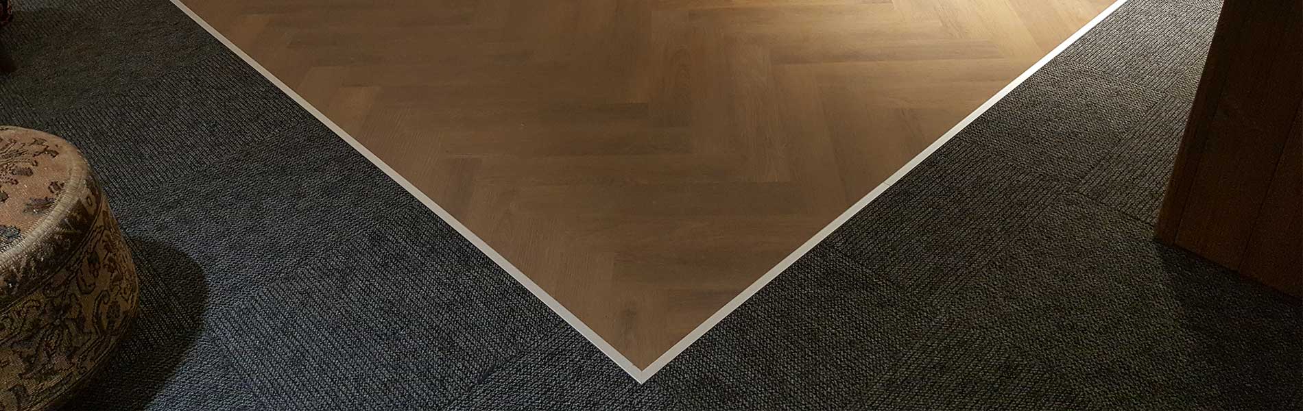 پروفیل دکوراتیو اجرا شده بین موکت و لمینت